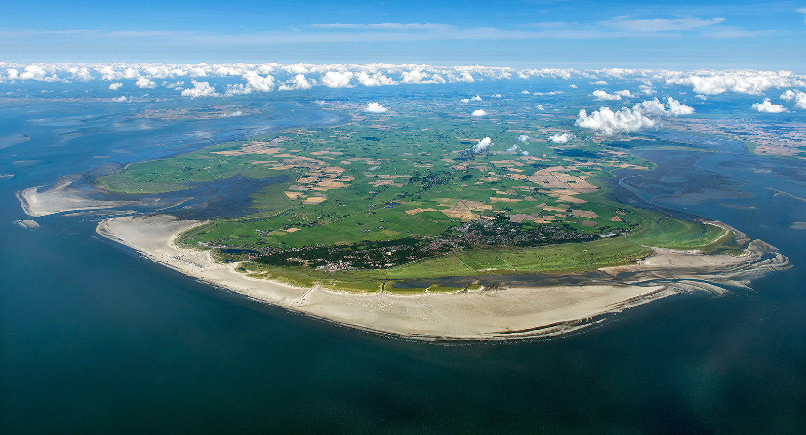 Blick auf Dünen, Deich und Meer- Welt am Sonntag 22.04.2023